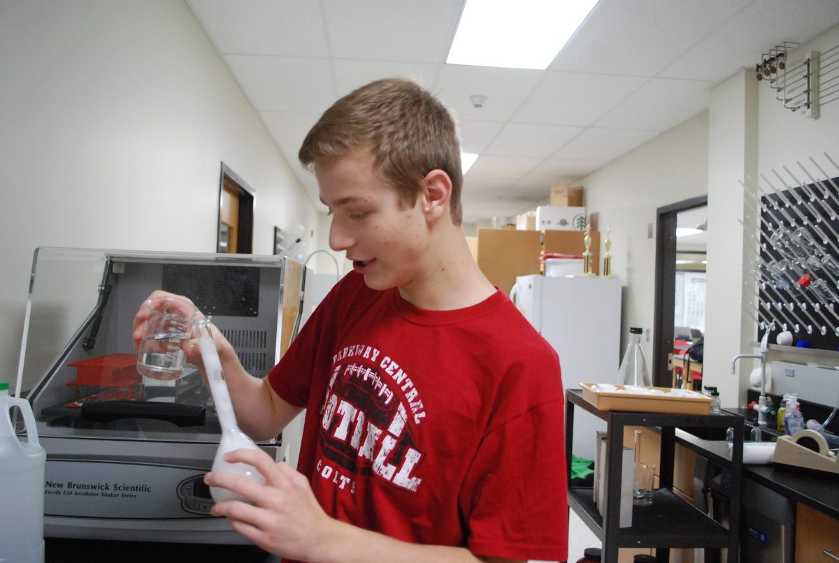 Senior Andrew Matusofsky practices a reaction during his chemistry aide class. Photo by Katie Richards.
