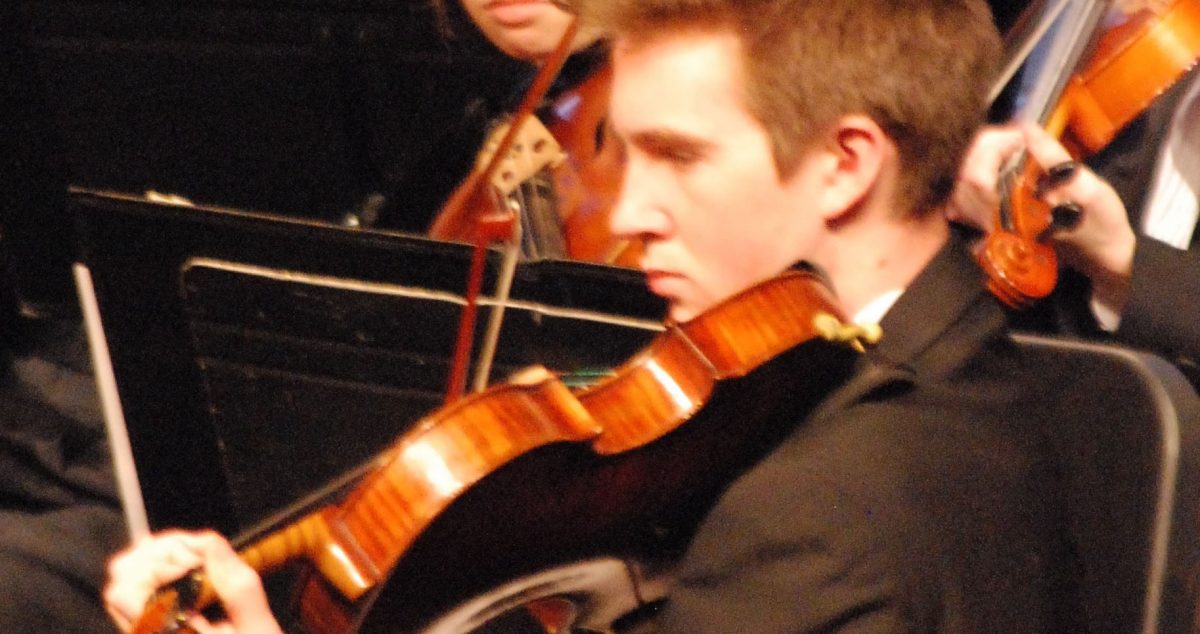 Senior+Daniel+Larson+performs+on+the+viola+during+the+Winter+Concert