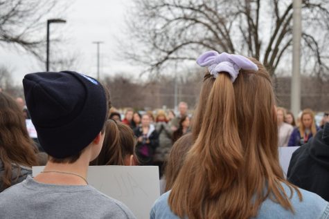 A crowd forms outside of Parkway Central as students rally to speak out in favor of gun control after the 2017 Parkland school shooting. Photo by Debra Klevens.