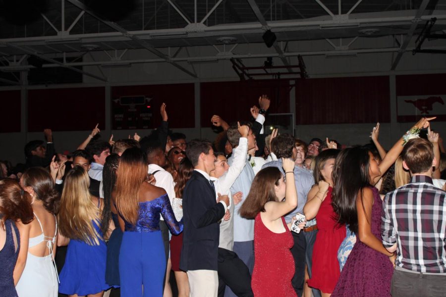 Students dancing at homecoming on Sat. Oct. 13.
