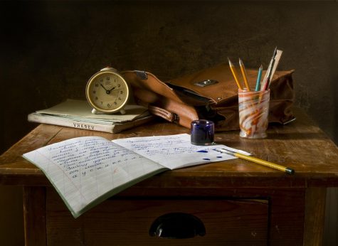 While students study in a variety of places- libraries, rooms, kitchens, classrooms- one of the most common denominators is the use of a desk. With papers, textbooks, pens and pencils scattered around, often a phone or laptop can also be seen playing music. Photo courtesy of Pixabay