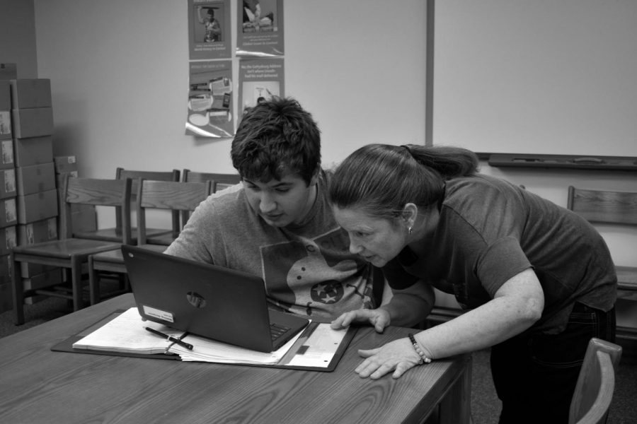 AP World Teacher, Dr. Susan King helps sophomore Benjamin Wehling in in her 6th Block AP World class. Photo by Kaylee Canoy.

