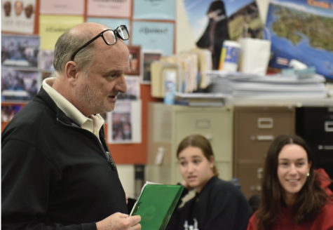Spanish Teacher Dan Kelty teaches AP Spanish 5 on March 29. Photo by Matthew Bird.