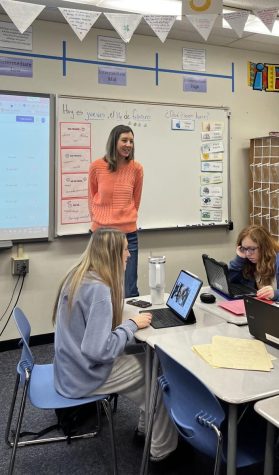 Spanish teacher Annie Perez teaches her Spanish 3 class on February 10.  Perez is in the head of the Seal of Biliteracy program at Parkway Central, a certificate that assures proficiency in multiple languages. Photo by Diego Perez Palomino..
